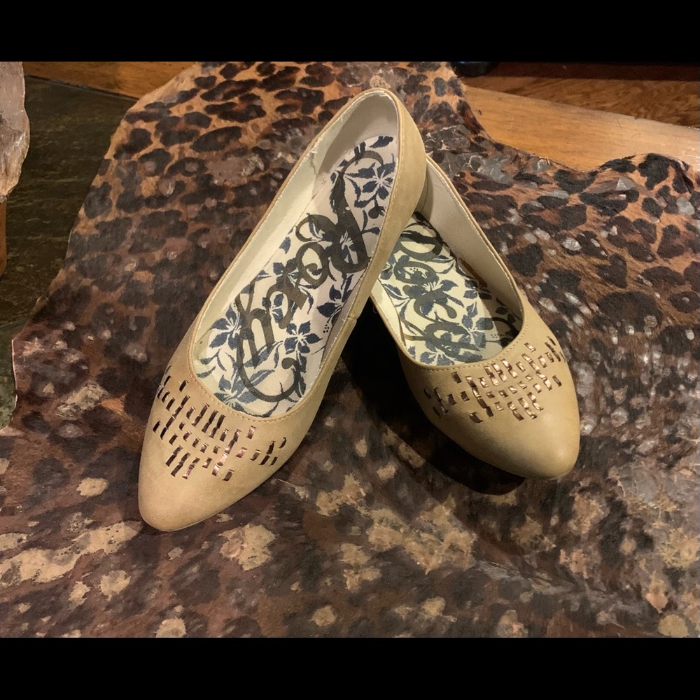 Buckle brand flats